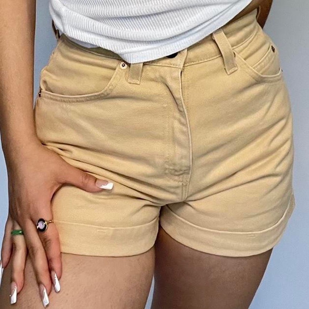 Vintage high waist levis shorts in tan color